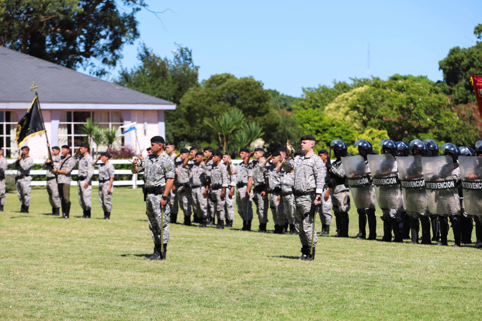Formación de efectivos de la Guardia Republicana en acto protocolar al aire libre