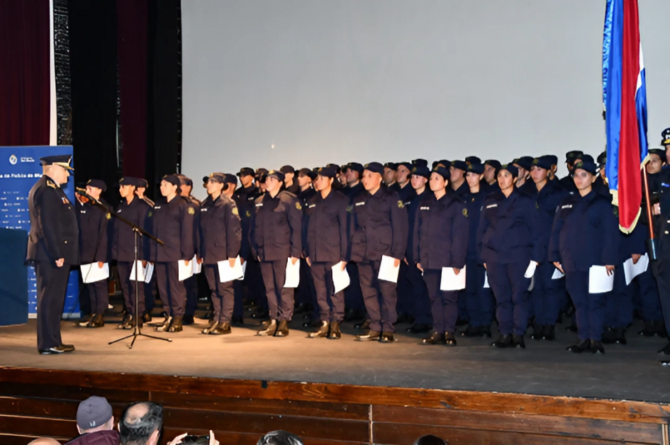 Ceremonia de egreso de agentes policiales de la Escuela de Policía Jefe de policía de maldonado tomando juramento a la formación de egresados