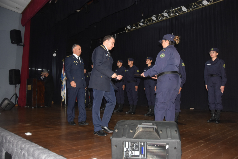 El egresado recibiendo premio en manos del Jefe de Policía Jefe de Policía de Artigas y Subdirector Nacional de Educación Policial entregan premio al egresado