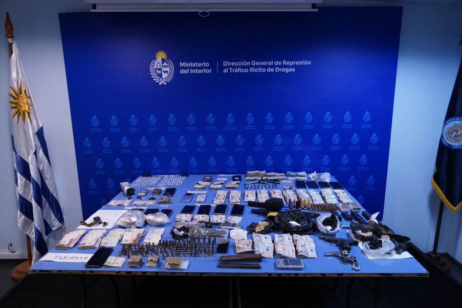 Armas, municiones, dinero y sustancia incautada, entre otros objetos