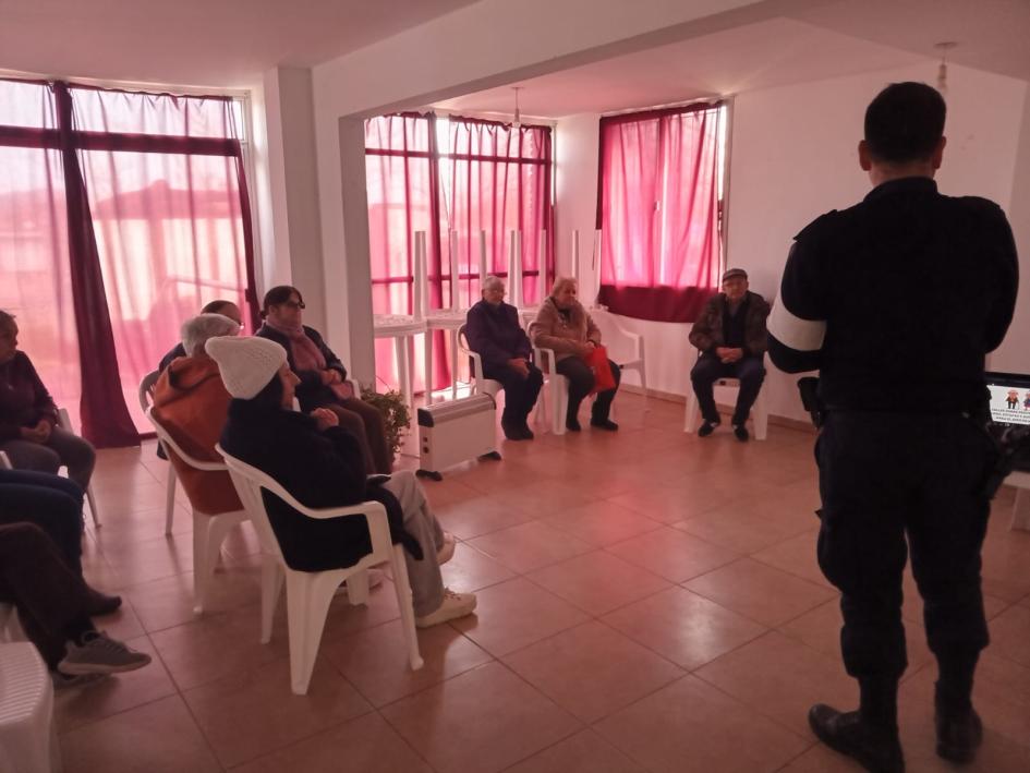 Policias comunitarios de PCOP Minas en charlas a adultos mayores en Complejos del BPS Policias comunitarios de PCOP Minas en charlas a adultos mayores en Complejos del BPS