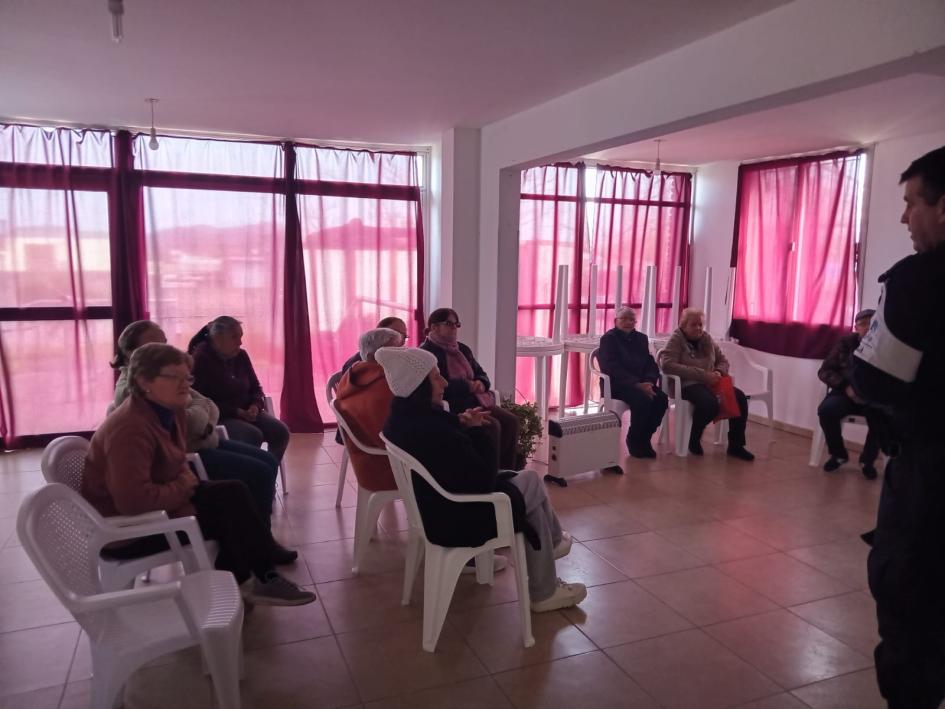 Policias comunitarios de PCOP Minas en charlas a adultos mayores en Complejos del BPS Policias comunitarios de PCOP Minas en charlas a adultos mayores en Complejos del BPS
