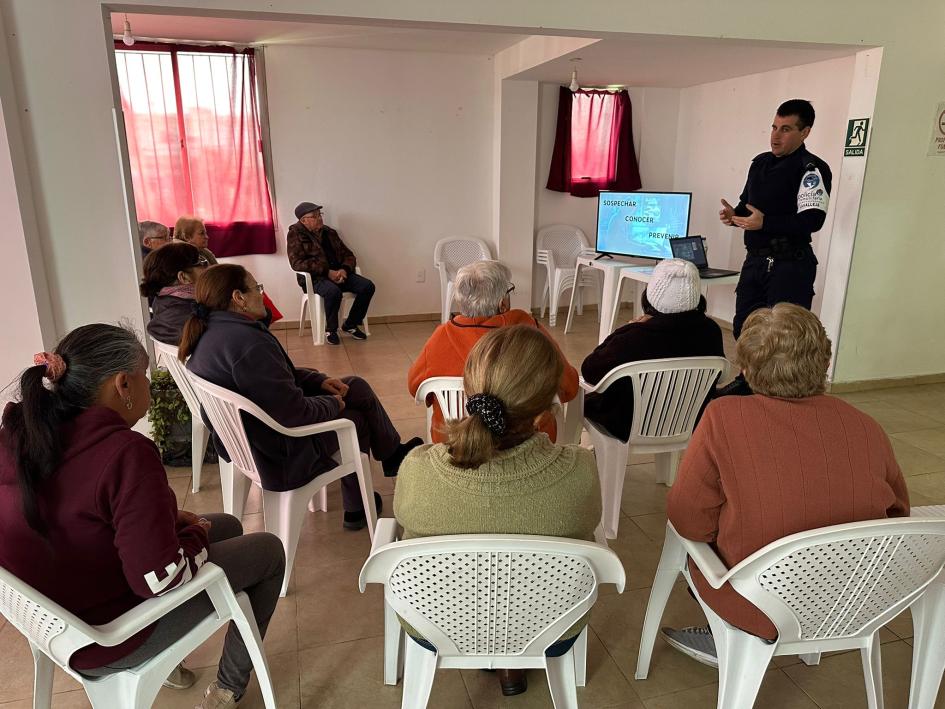 Policias comunitarios de PCOP Minas en charlas a adultos mayores en Complejos del BPS Policias comunitarios de PCOP Minas en charlas a adultos mayores en Complejos del BPS
