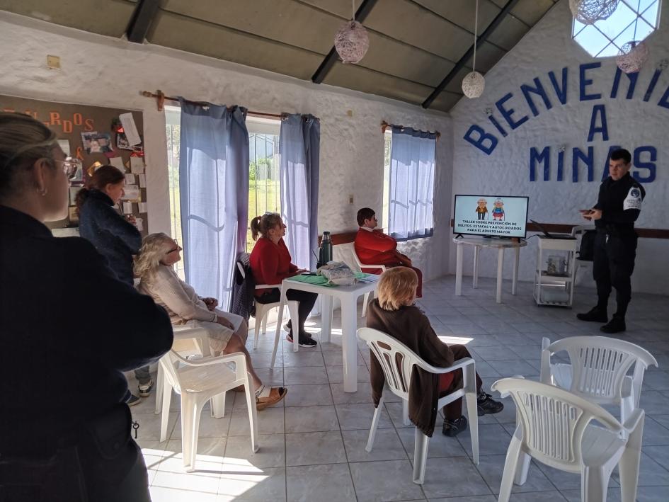 Policias comunitarios de PCOP Minas en charlas a adultos mayores en Complejos del BPS Policias comunitarios de PCOP Minas en charlas a adultos mayores en Complejos del BPS