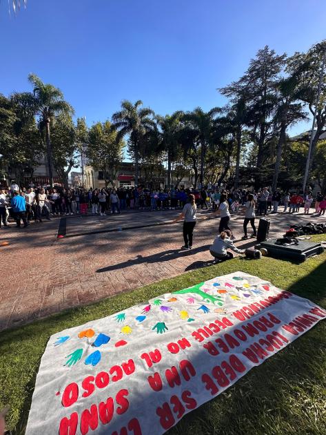 Pancarta alusiva en piso de Plaza Libertad