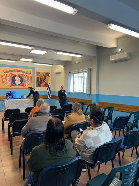 Encargada PCOP de Lavalleja en charla para adultos mayores Encargada PCOP de Lavalleja en charla para adultos mayores
