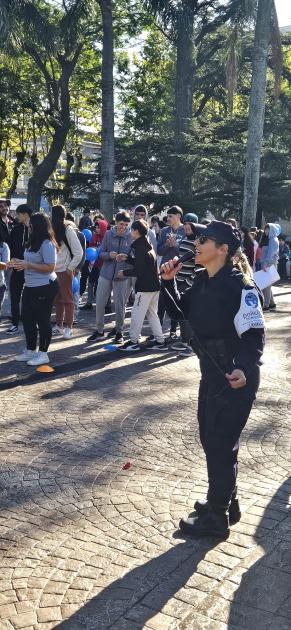 Encargada de PCOP hablando a estudiantes