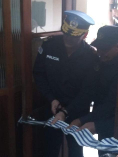Encargado de Despacho de Jefatura de Artigas haciendo corte de cinta inaugural