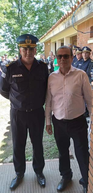 Encargado de Despacho Comisario General Eduardo Lima con Señor Telmo Taveira Encargado de Despacho Comisario General Eduardo Lima con Señor Telmo Taveira