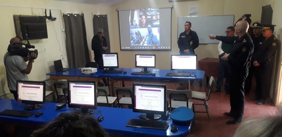 Encargado de Despacho de Jefatura mostrando a invitados la Sala de Informática Encargado de Despacho de Jefatura mostrando a invitados la Sala de Informática