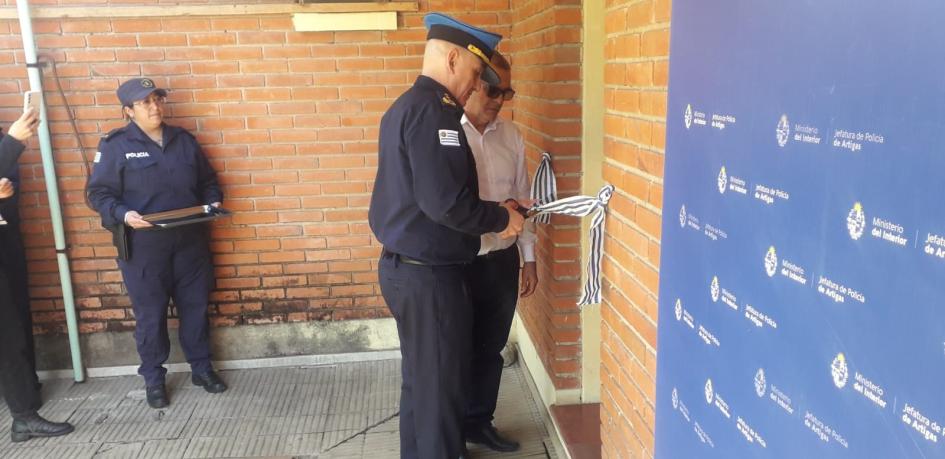 Encargado de Despacho de Jefatura realizando corte de cinta inaugural Encargado de Despacho de Jefatura realizando corte de cinta inaugural