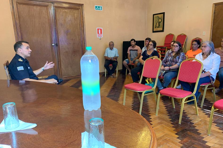 Encargado de Jefatura de Artigas reunido con productores. Encargado de Jefatura de Artigas reunido con productores.