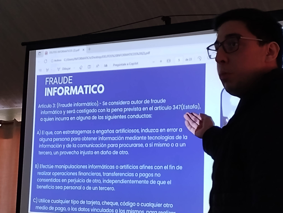 Encargado de delitos complejos de Lavalleja Oficial Mauricio García exponiendo sobre estafas