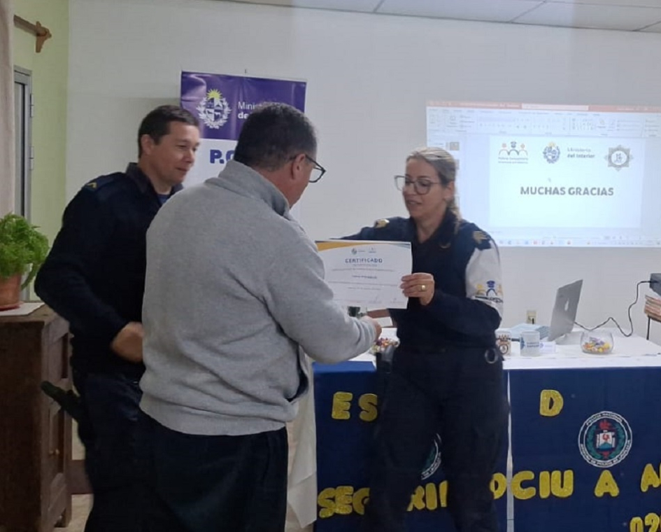Entrega de reconocimiento a alcalde