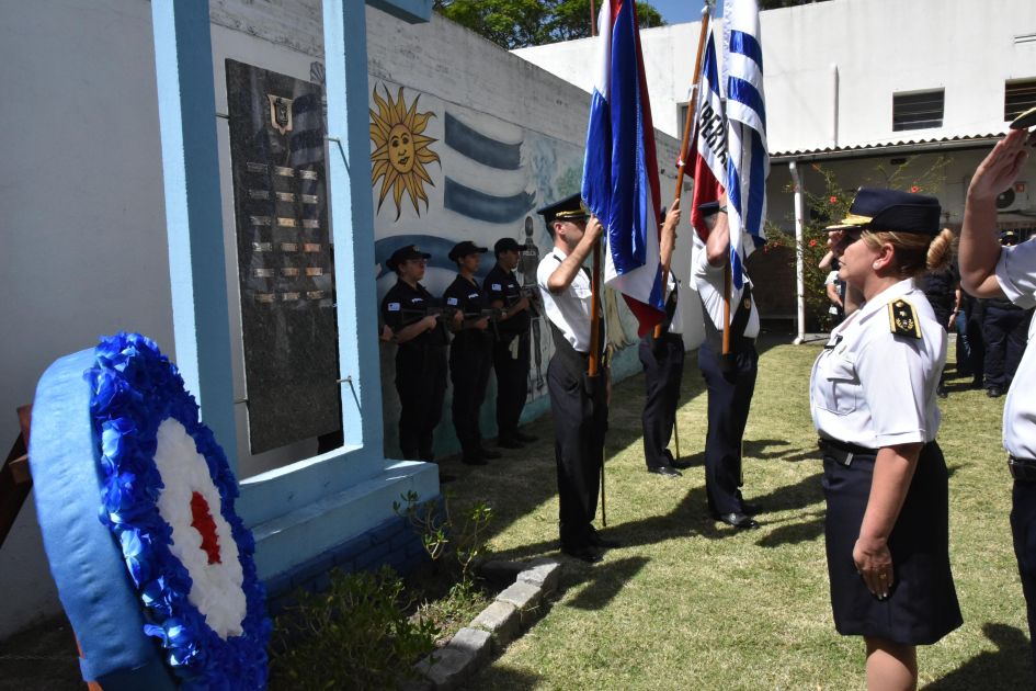 Entrega floral en el martirologio