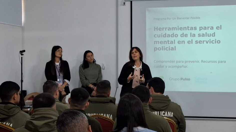 Equipo de COPAC y Serenamente presentando taller Personal de COPAC y Serenamente presentando propuesta a personal DNGR