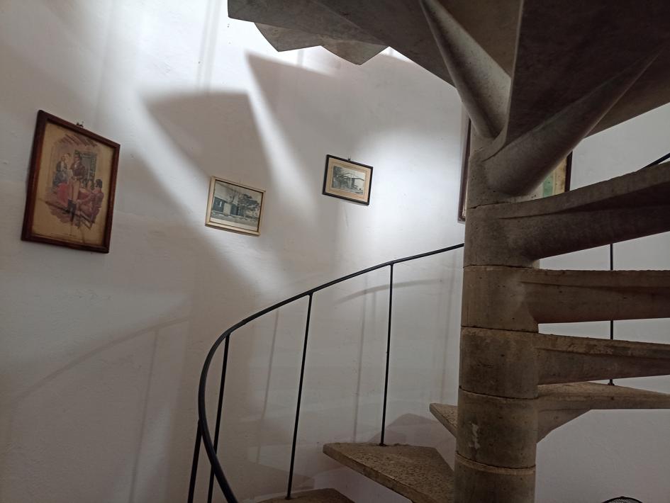 Escalera caracol con cuadros