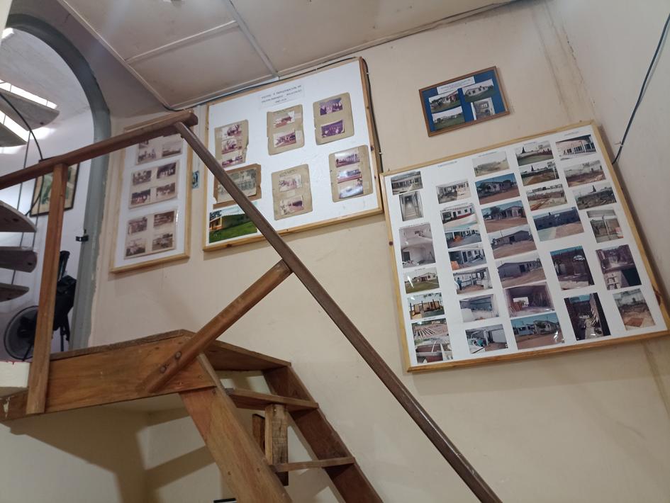 Escalera con cuadros con fotografías