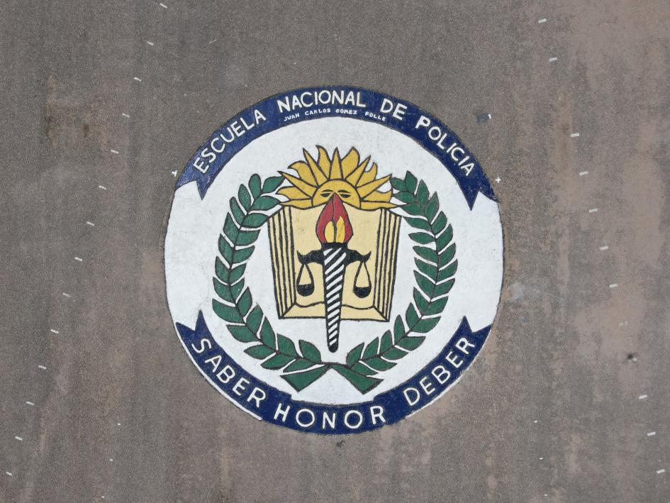 Escudo de la Escuela Nacional de Policía en plaza de maniobras
