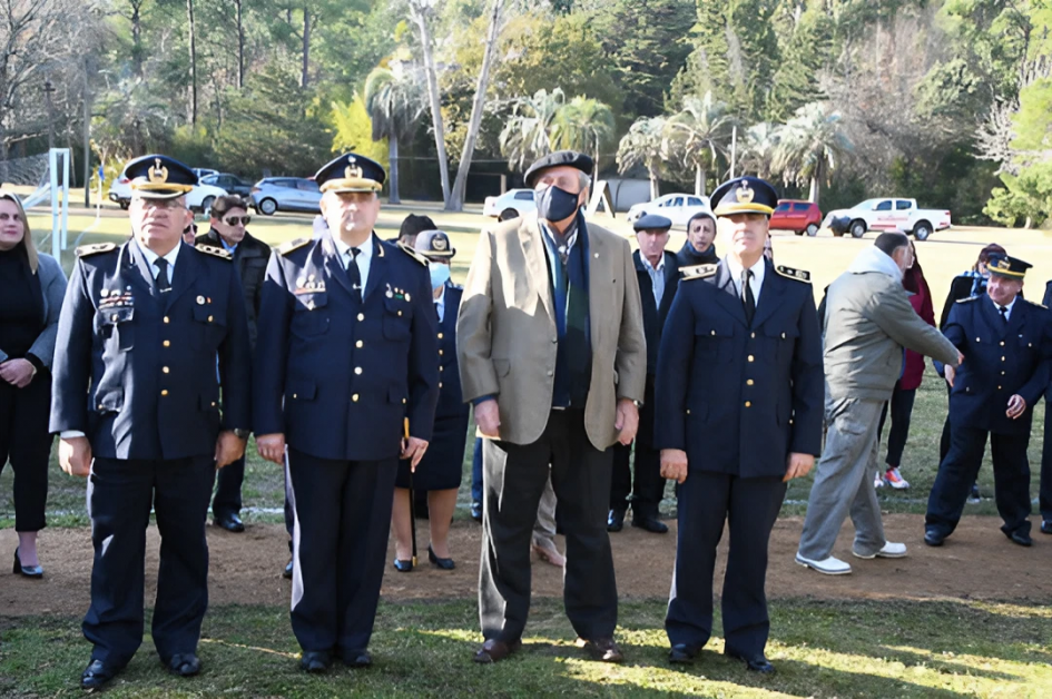 Homenaje de descubrimiento de placas en la Escuela de Policía a dos comisarios fallecidos Autoridades de la Jefatura junto al intendente de Maldonado en la Escuela Policial