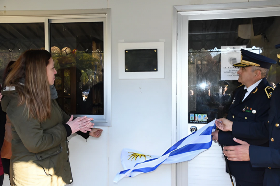 Acto de descubrimiento de placa en Escuela Policial junto a familiares de los homenajeados Jefe Comisario General (R) Julio Pioli descubriendo placa del extinto Comisario Carlos Severo Olmos