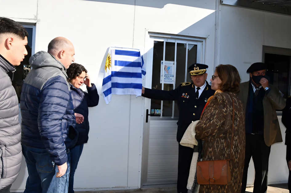 Acto de descubrimiento de placa en Escuela Policial junto a familiares de los homenajeados Jefe Julio Pioli descubriendo placa del extinto Comisario Inspector (PA) ® Oscar Acosta Bonilla