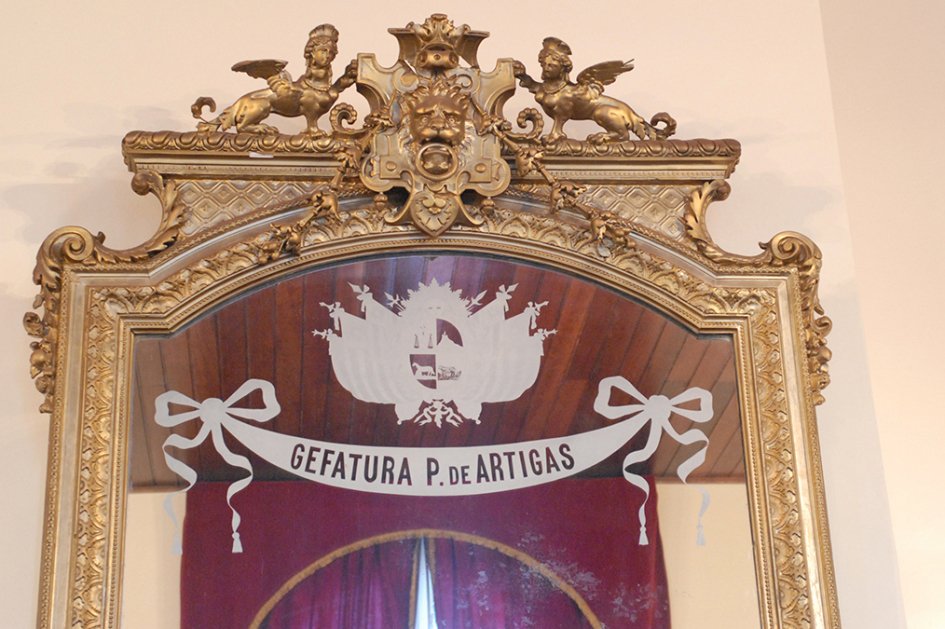 Espejo antiguo ubicado en el despacho del Jefe de Policía