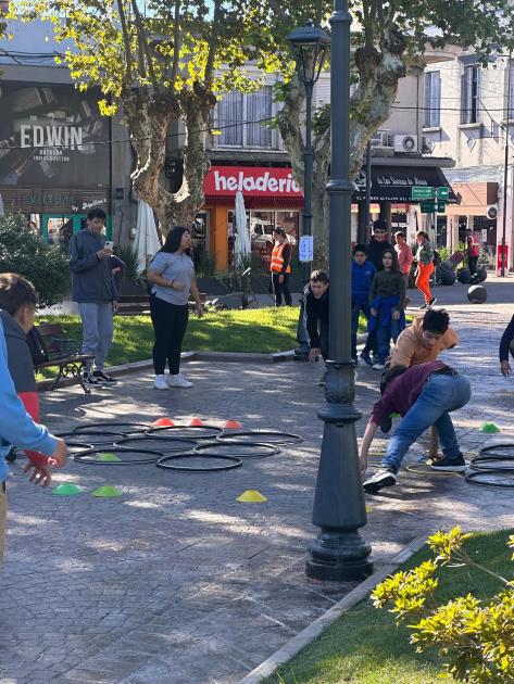 Estudiantes jugando en Plaza Libertad 2