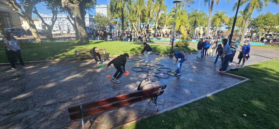 Estudiantes jugando en Plaza Libertad