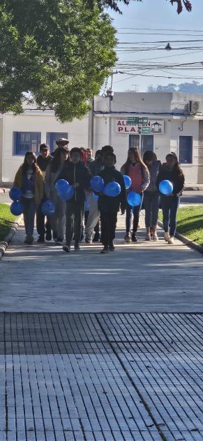 Estudiantes llegando a Plaza Rivera con globos azules