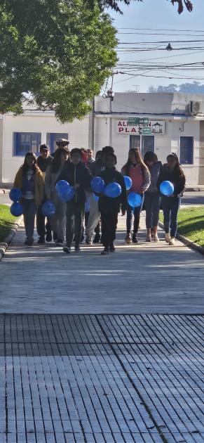 Estudiantes llegando a Plaza Rivera con globos azules Estudiantes llegando a Plaza Rivera con globos azules