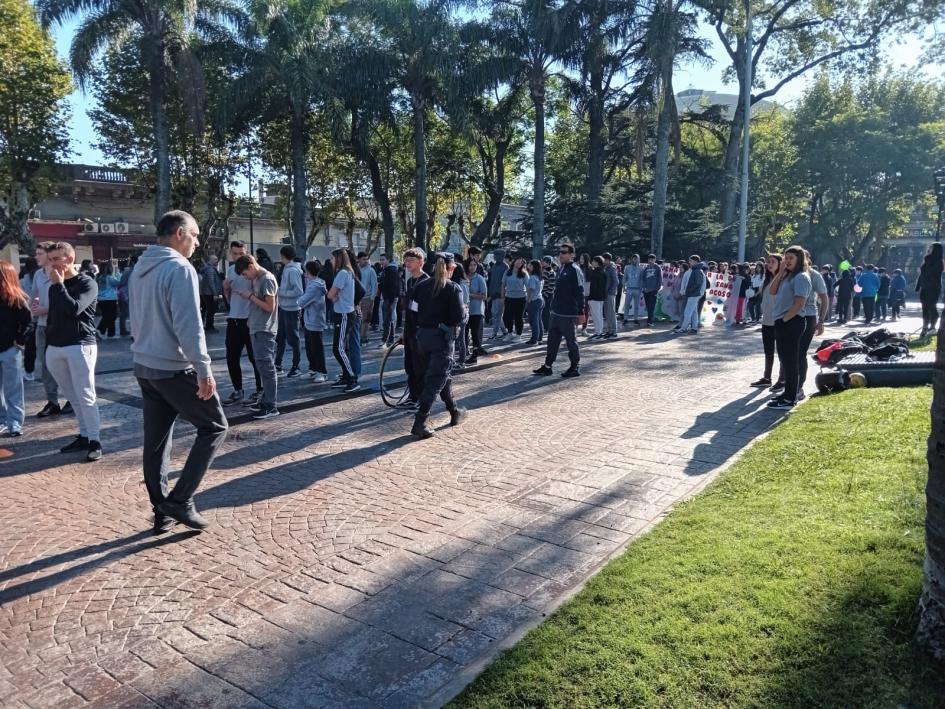 Estudiantes organizandose en Plaza Libertad