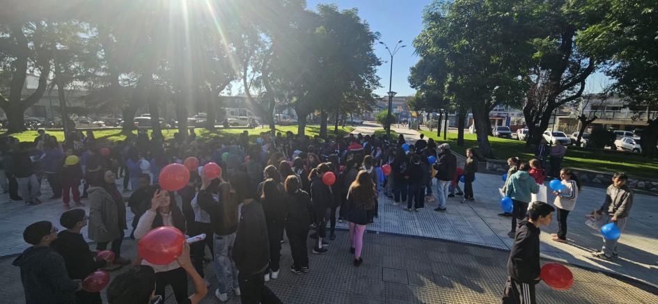 Estudiantes organizandose en Plaza Rivera