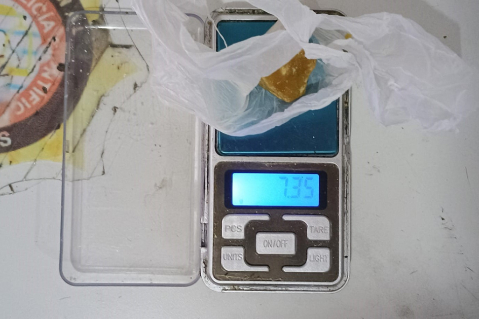 Estupefaciente en bolsa sobre una balanza incautada por la policía.