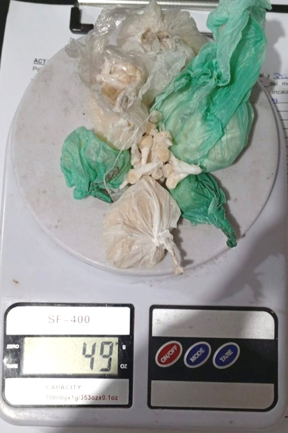 Estupefaciente envuelto en nylon encima de balanza Estupefaciente envuelto en nylon encima de balanza
