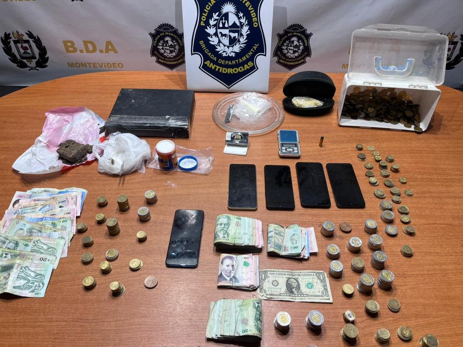 Droga, dinero y celulares incautados. Droga, dinero y celulares incautados.