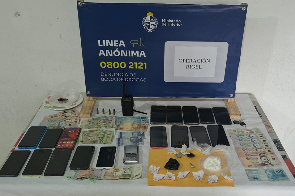 Estupefacientes celulares dinero y handy incautados por la policía. Estupefacientes celulares dinero y handy incautados por la policía.