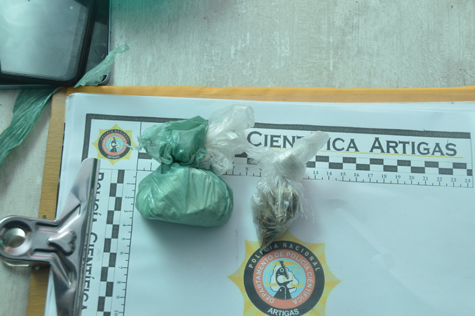 Estupefacientes en bolsas incautados por la policía.