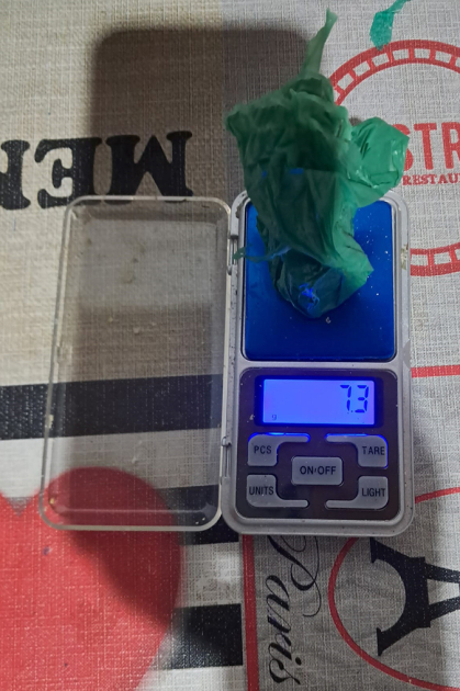 Estupefacientes envuelto en nylon encima de una balanza de precision. Estupefacientes envuelto en nylon encima de una balanza de precision.