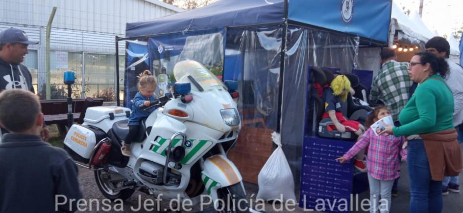 Moto y público en exposición de Policía Caminera Moto y público en exposición de Policía Caminera