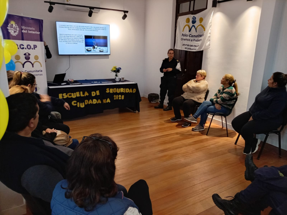 Policia Comunitaria exponiendo Policía comunitaria exponiendo frente a asistentes a Escuela de Seguridad de Mariscala