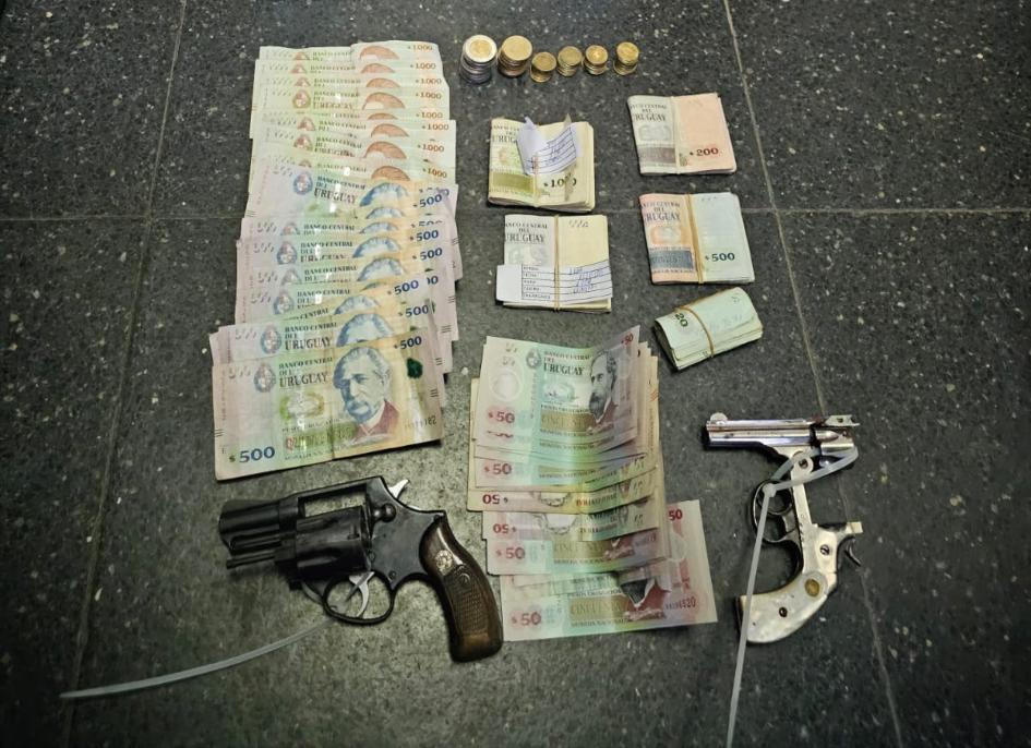 armas y dinero incautado a los delincuentes