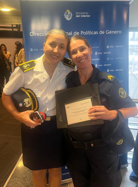 Policía acompañada por la Directora Departamental 