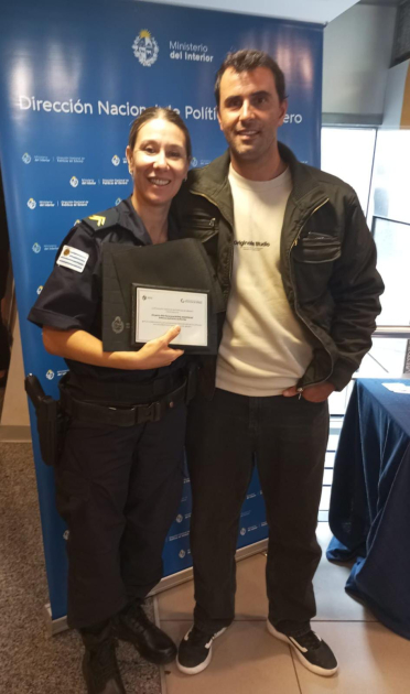 Policía acompañada por el esposo