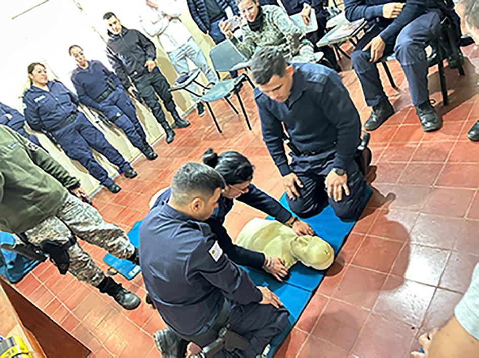 FOTO DE ALUMNOS PRACTICANDO R.C.P. CON MUÑECO 3 FOTO DE ALUMNOS PRACTICANDO R.C.P. CON MUÑECO 3