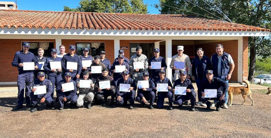 FOTO DE INSTRUCTORES Y ALUMNOS DEL CURSO DE R.C.P. Y D.E.A. CON SUS CERTIFICADOS FOTO DE INSTRUCTORES Y ALUMNOS DEL CURSO DE R.C.P. Y D.E.A. CON SUS CERTIFICADOS