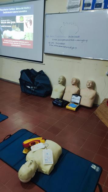 FOTO DE MUÑECOS Y EQUIPO A SER UTILIZADO EN CURSO SOBRE R.C.P. Y MANEJO DE D.E.A. FOTO DE MUÑECOS Y EQUIPO A SER UTILIZADO EN CURSO SOBRE R.C.P. Y MANEJO DE D.E.A.