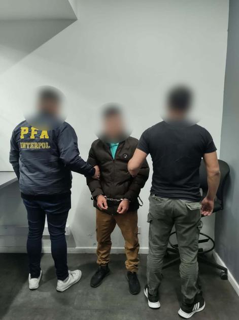 Detenido por ser extraditado. Detenido por ser extraditado.
