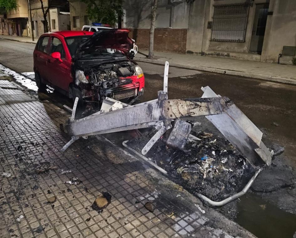 Automóvil y contenedor incendiados Automóvil y contenedor incendiados