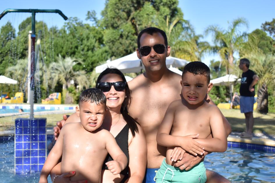 Familia en piscinas